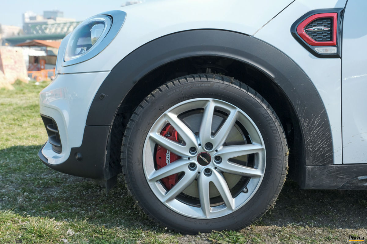 Testované auto stojí na 19-palcových diskoch.