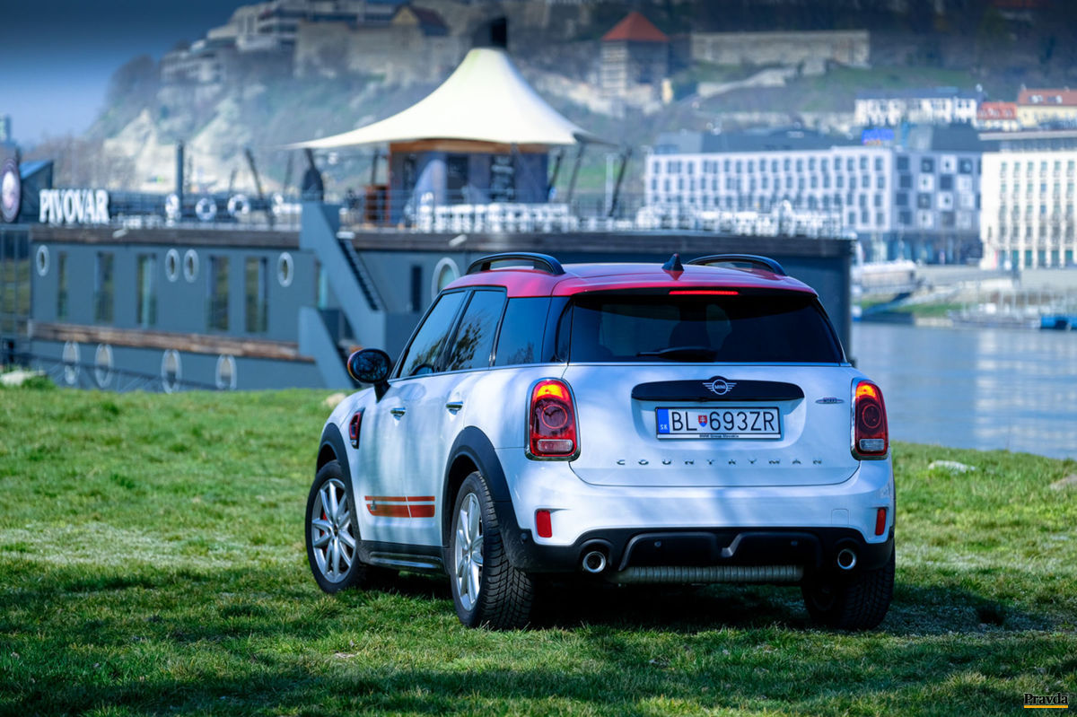 Countryman na dĺžku meria 4 313 mm.