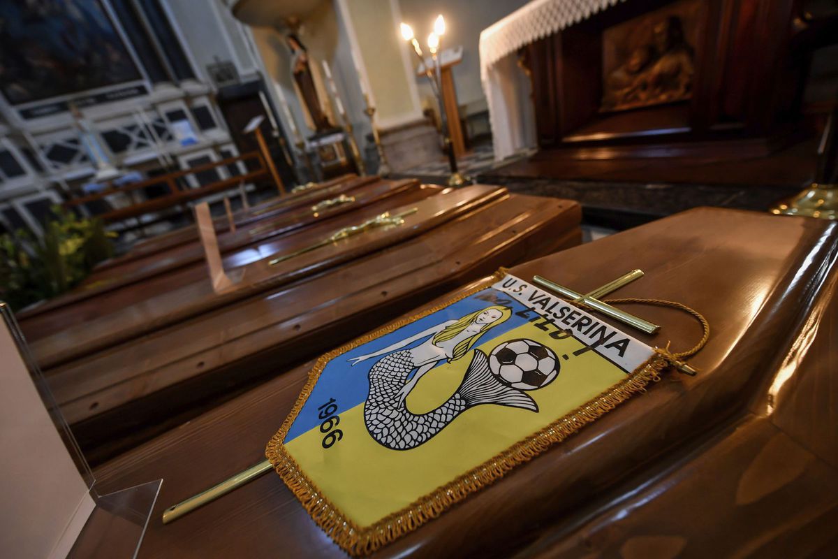 Logo lokálneho futbalového klubu na rakve...