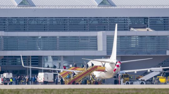 Počasie ochromilo leteckú dopravu v Bratislave. Zasadá kalamitný štáb 