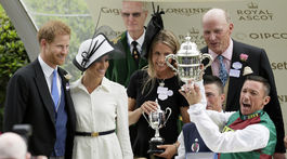 Záber z júna 2018: Princ Harry a jeho manželka Meghan, vojvodkyňa zo Sussexu pri odovzdávaní trofeje na kráľovských dostihoch v Ascote. 