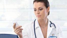 Nemocnica musí o úmrtí informovať príbuzných alebo obec