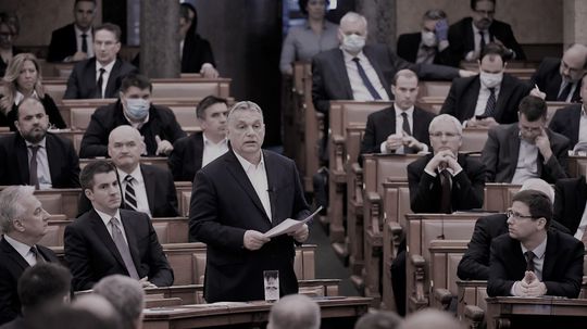 Núdzový stav: Orbán dostal od parlamentu bianko šek