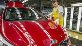 Kia opäť rozbehne výrobu áut. Ostatné automobilky stoja