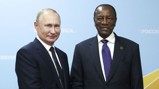Prezident Guiney má sovietske čísla. Skúša to ako Putin