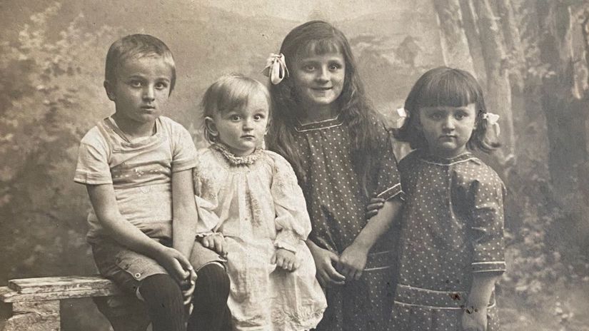 Ružena Mesíková so svojimi troma súrodencami -...
