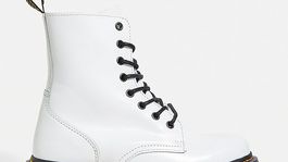 Biela verzia šnurovacích topánok Dr. Martens, predávajú sa za 225 eur online na Urban Outfitters. 