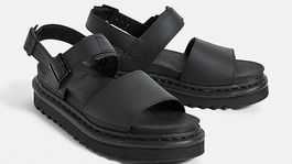 Sandále značky Dr. Martens, predávajú sa za 119 online na Urban Outfitters. 