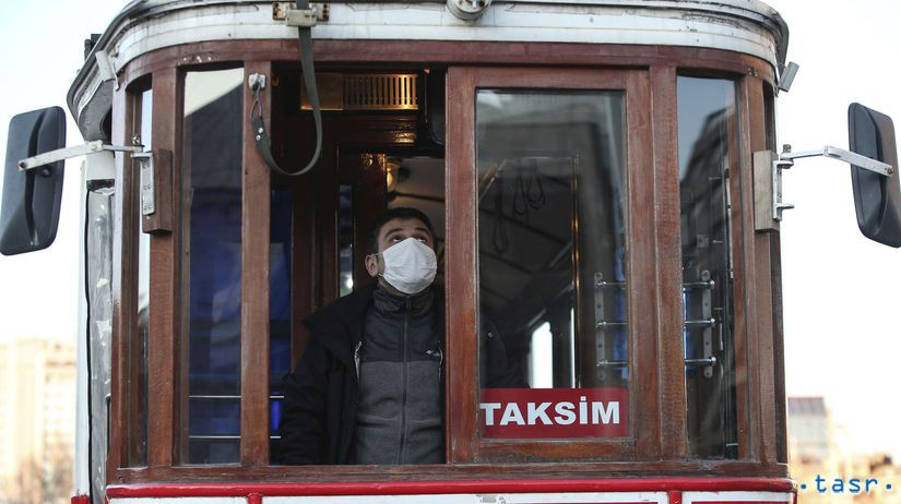 Vodič električky s ochranným rúškom na tvári...