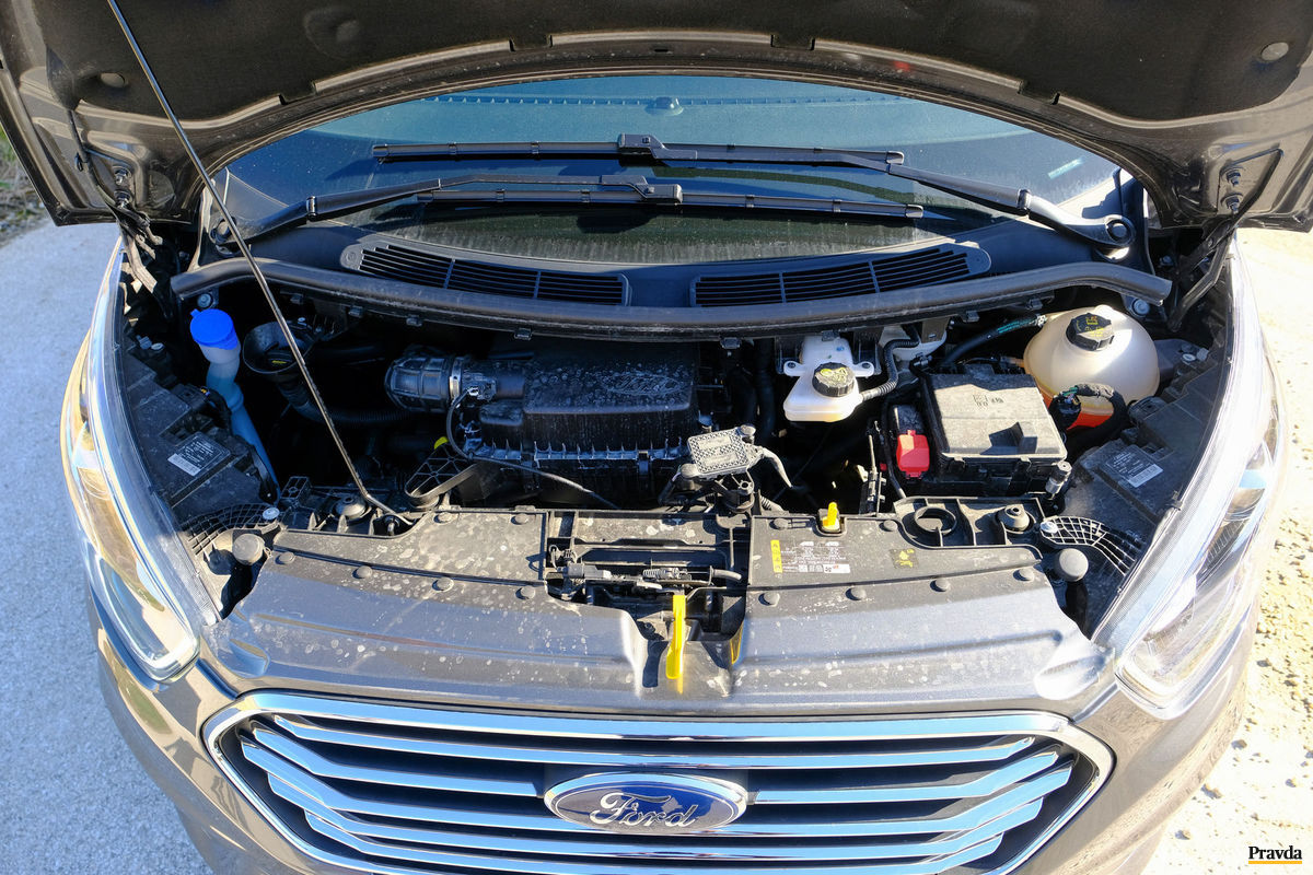 Spaľovací motor je uložený vpredu a poháňa...