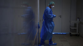 Britského premiéra previezli na jednotku intenzívnej starostlivosti