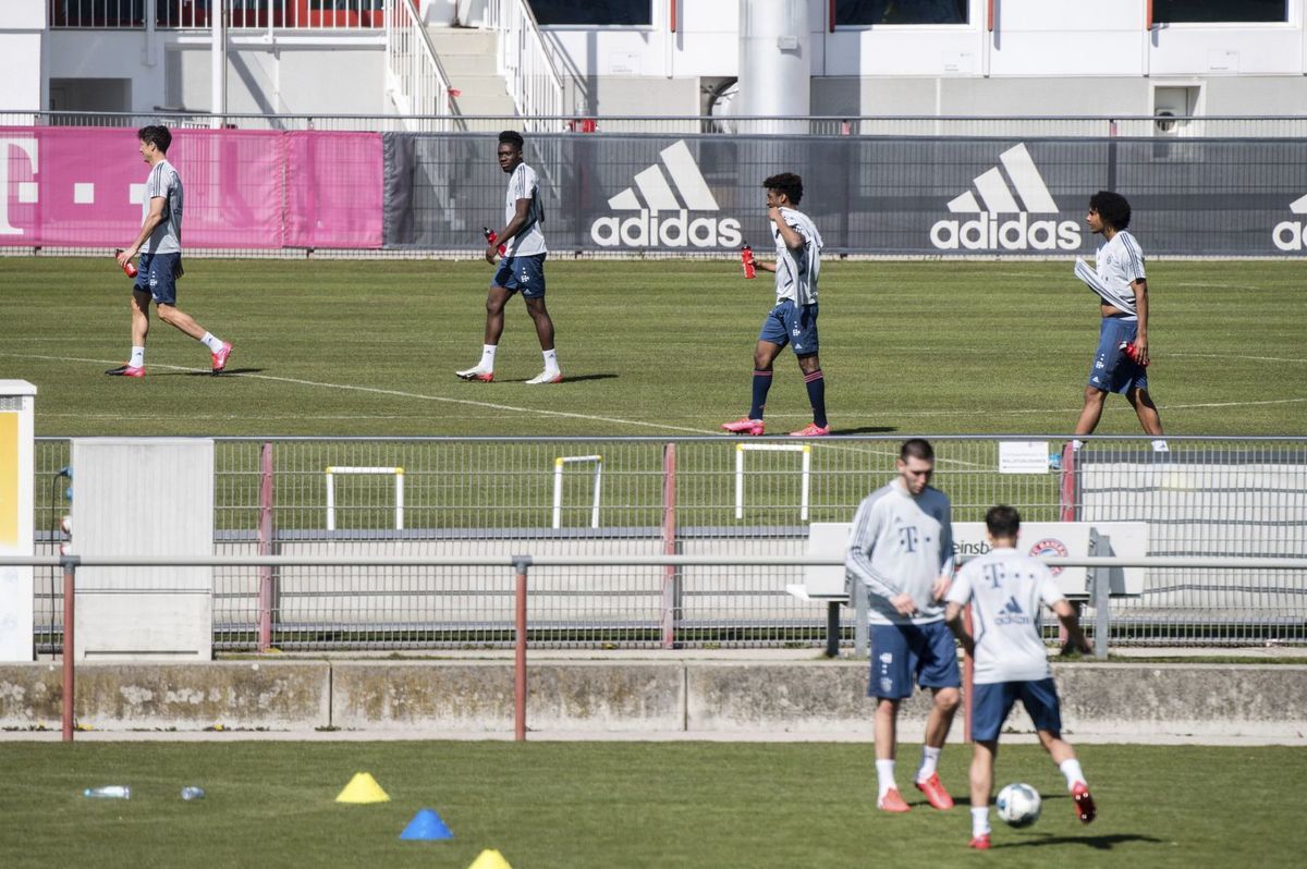 Futbalisti Bayernu Mníchov, zľava Robert...