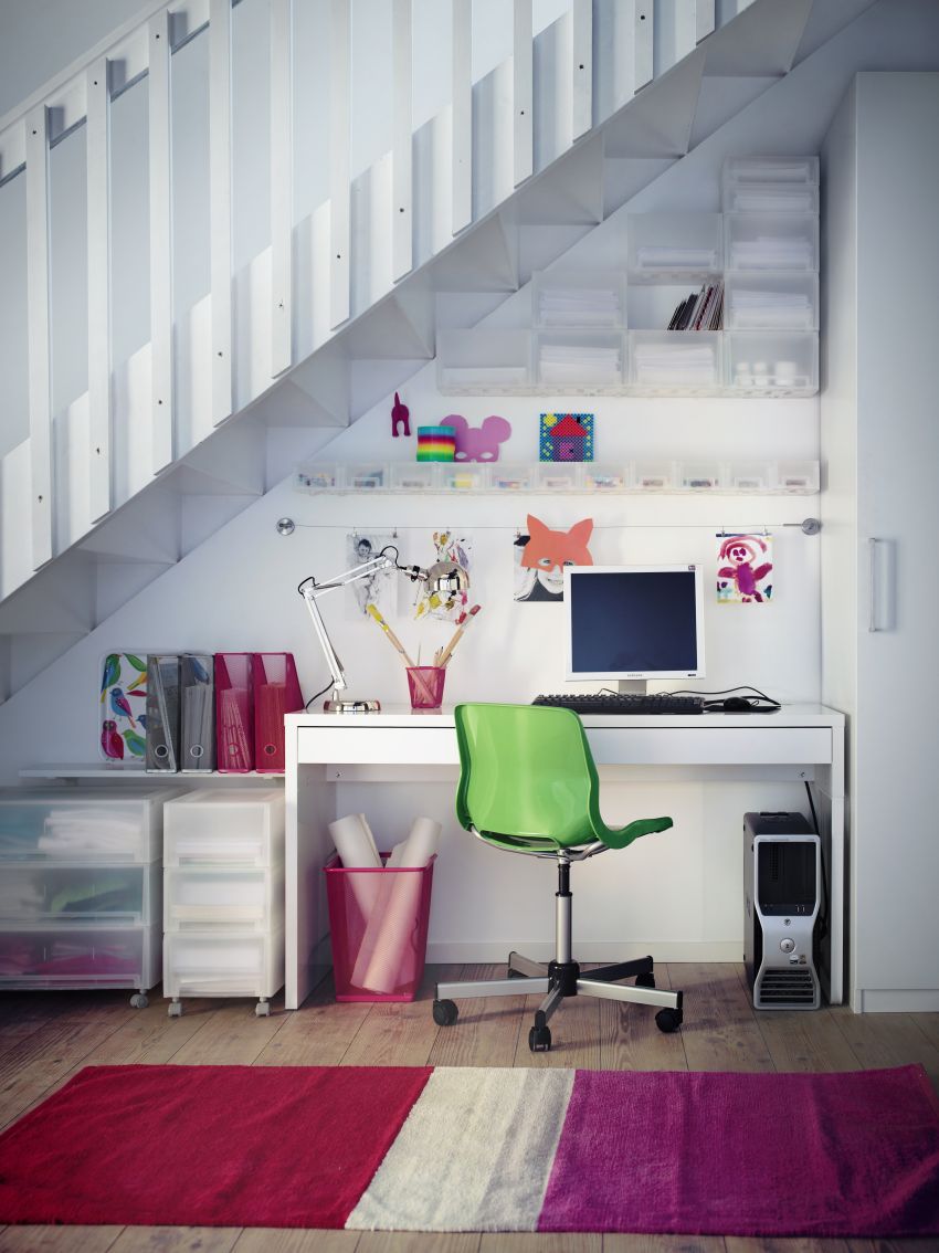 Domáca kancelária schovaná pod schodami, Ikea.