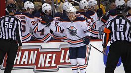 Dojímavé scény. Na Caveovu rodinu čakala 15-kilometrová kolóna