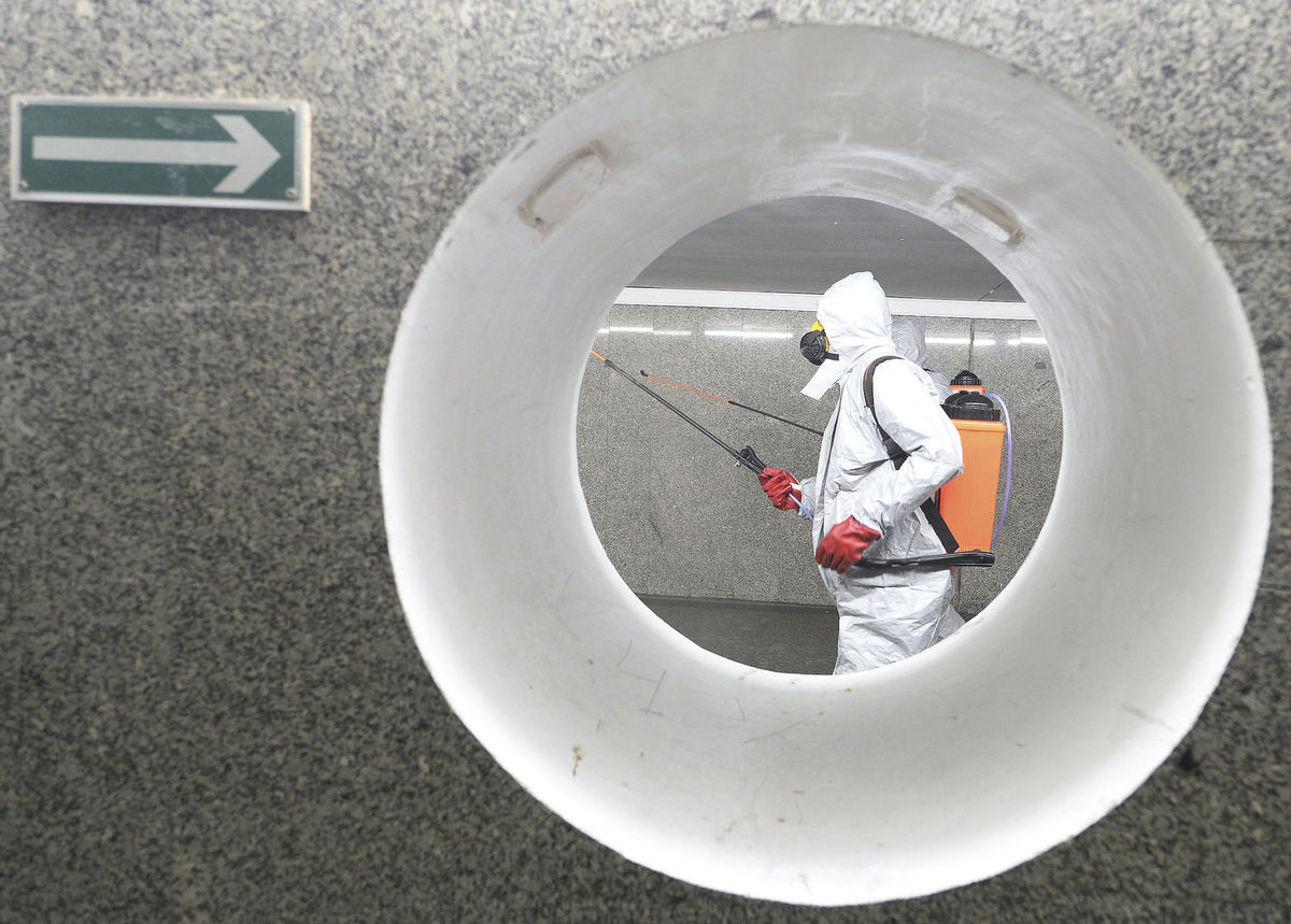 Dezinfekcia stanice metra v poľskej Varšave.