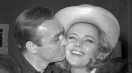 Záber z roku 1964: Britská herečka Honor Blackman a jej kolega z filmu Goldfinger - predstaviteľ Jamesa Bonda Sean Connery.
