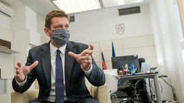 Minister dopravy Doležal: Do vlakov treba dostať aj „kravaťákov“ 