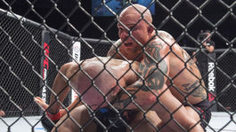 Hviezda MMA nedokázala zložiť vlamača. Pomáhala svokra s nožom 