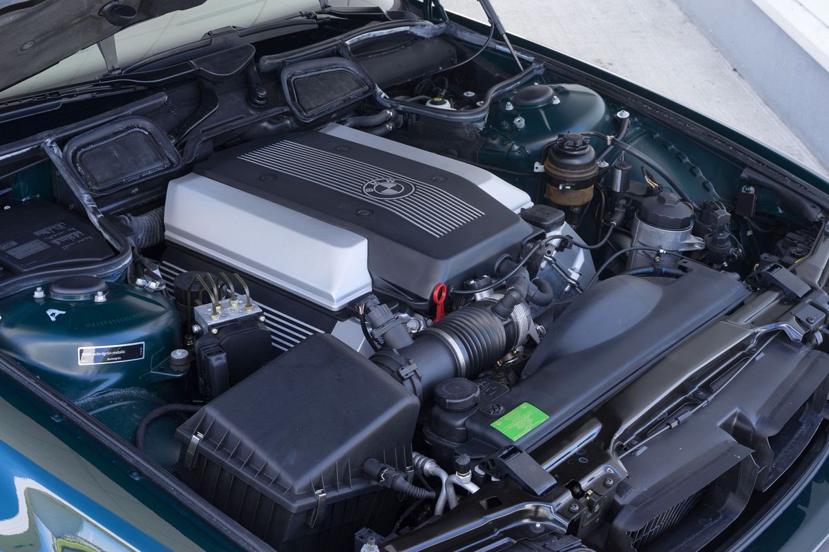 Atmosférický 8-valec s objemom 4,4 litra je...