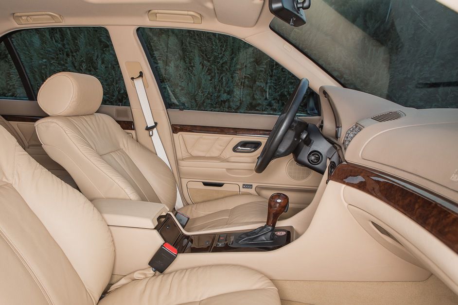 Interiér ešte stále vonia kožou. Sedadlá...