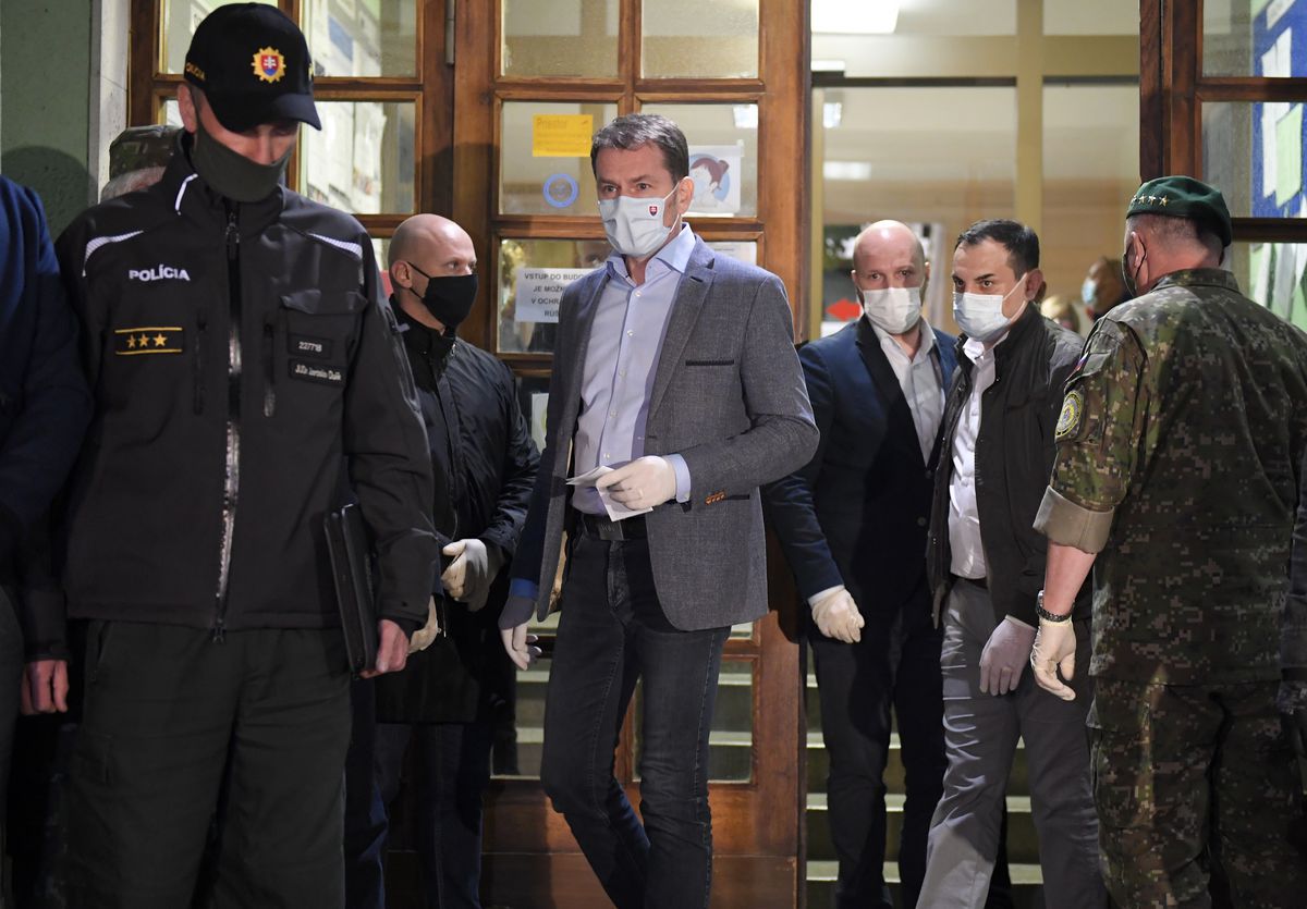 Uprostred zľava predseda vlády SR Igor Matovič,...