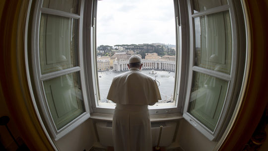 Pápež František zoficiálnil laickú službu žien pri oltári