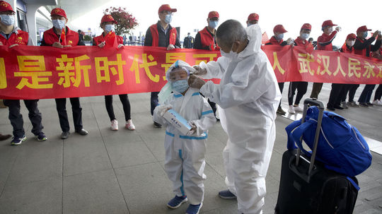 Úľava vo Wu-chane, z mesta odchádzajú tisíce Číňanov