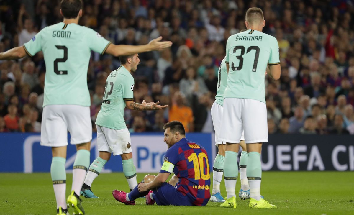 Lionel Messi v obklopení hráčov Interu vrátane...