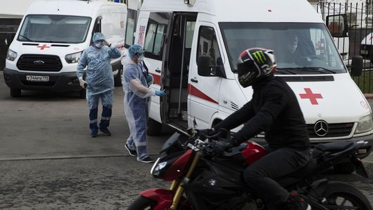 Desiatky ľudí v Moskve skončili v nemocnici. Otrávili sa šalátom z donáškovej služby
