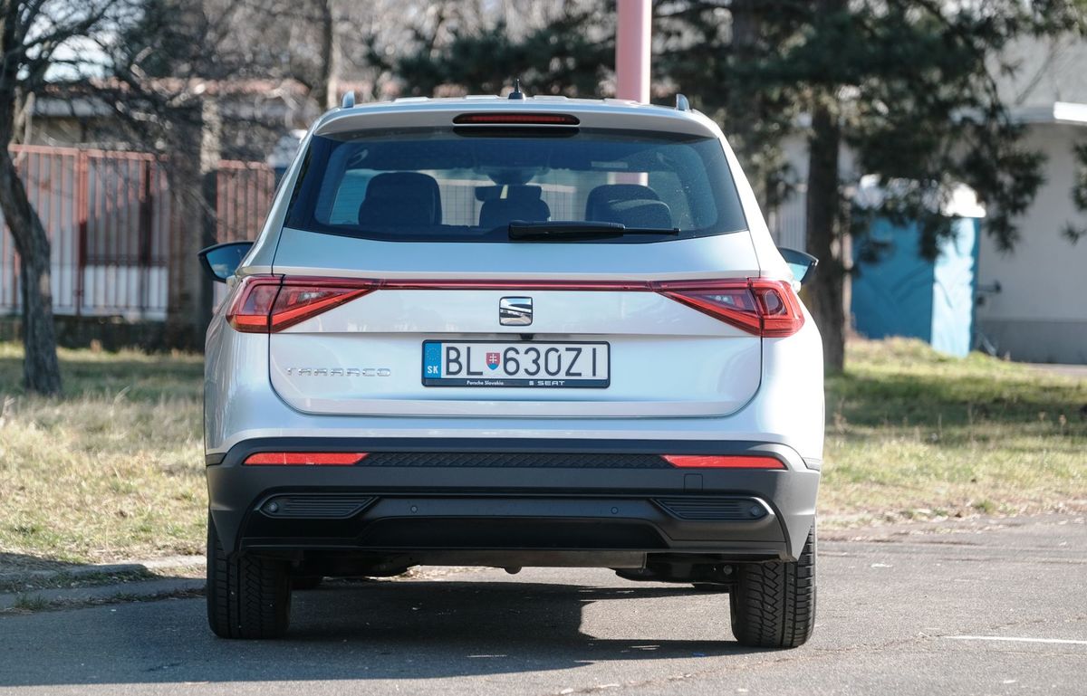 Zadné svetlá sú spojené reflexnou lištou a tie...
