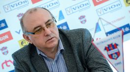 Za postup kúpil bager. Futbal je druhoradý