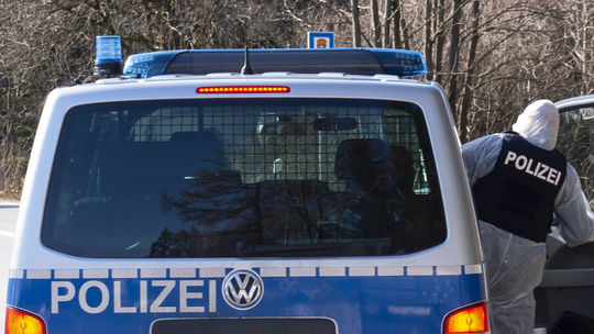 V opustenej pivnici neďaleko českých hraníc sa ukrýval pravicový extrémista so šiestimi deťmi