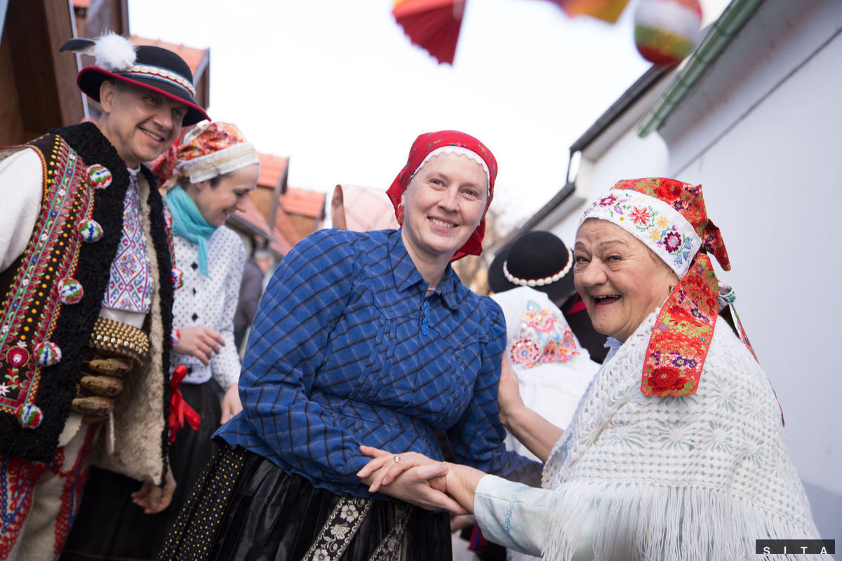 Šibači vo vajnorských krojoch počas šibačky vo...
