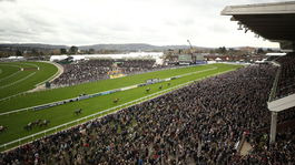 Štvrťmiliónové ohnisko. Nečinnosť vlády priniesla úmrtia, hnevá sa legenda