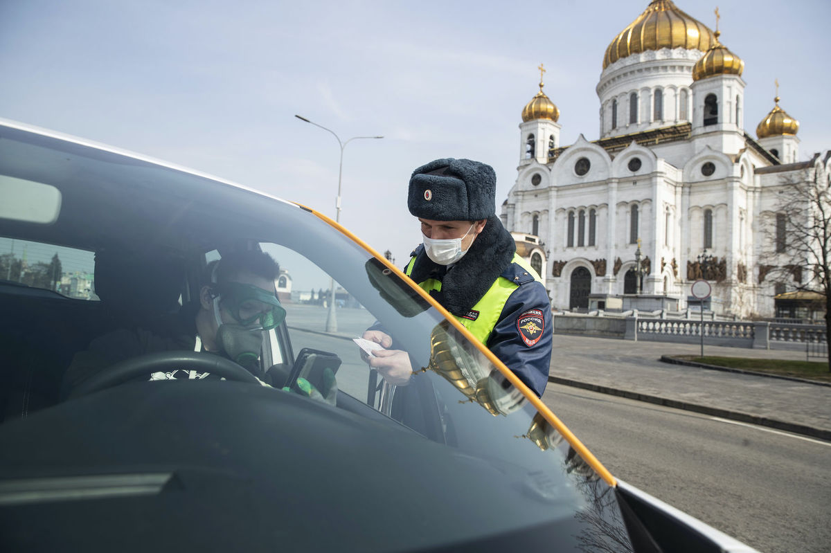 Ruský dopravný policajt s ochranným rúškom...