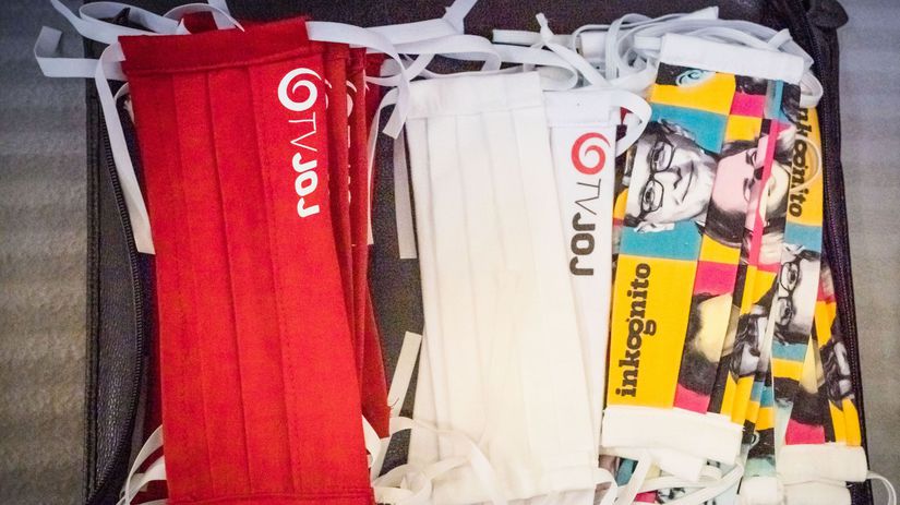 Jojka si nechala ušiť špeciálne rúška s logom...