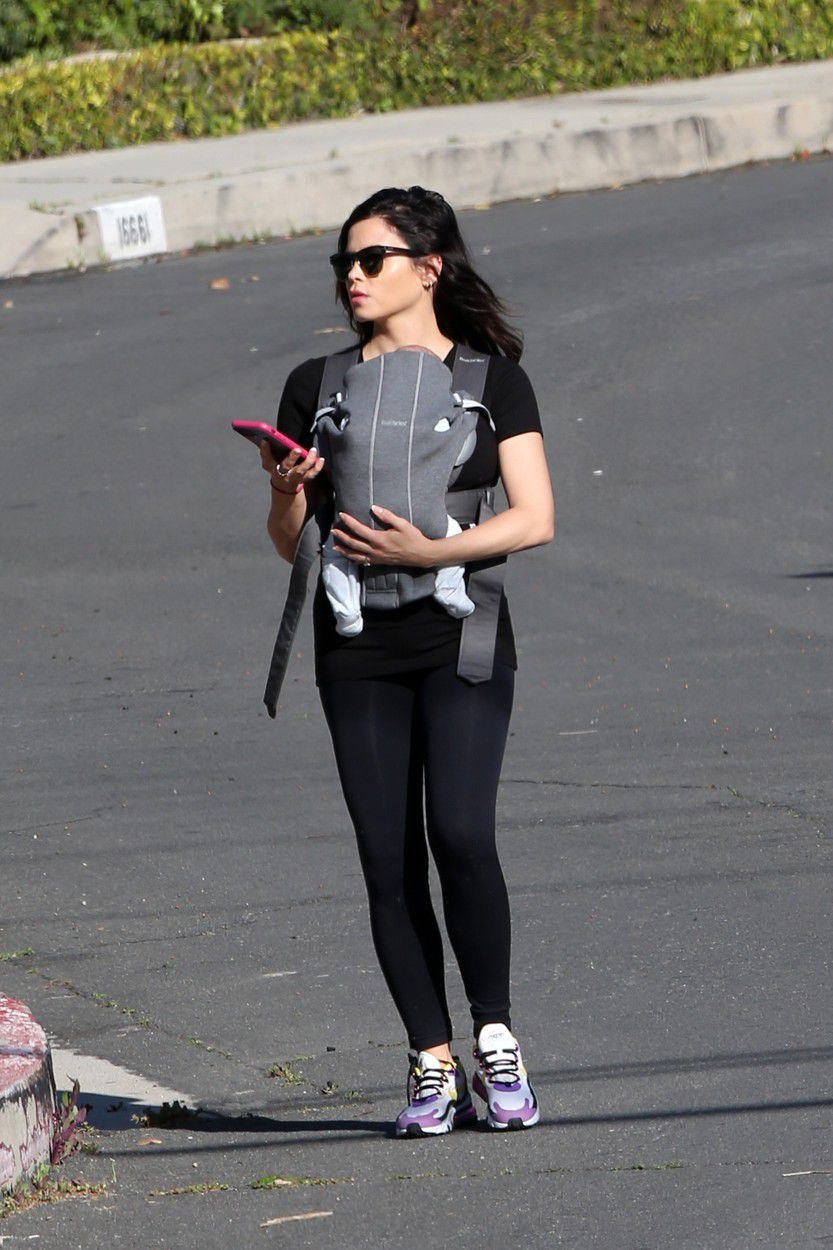 Jenna Dewan mesaic po pôrode na prechádzke po...