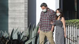 Paparazzovia majú ťažký život! Fotia béčkové hviezdy, tváre s rúškami a Afflecka