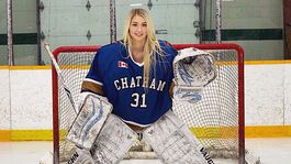 Bohyňa z bránkoviska. Sexi brankárka sa nerada oblieka