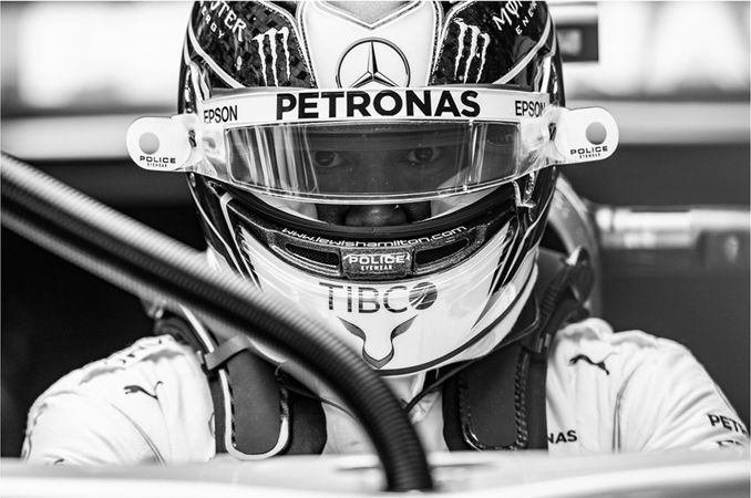Sústredený Lewis Hamilton.