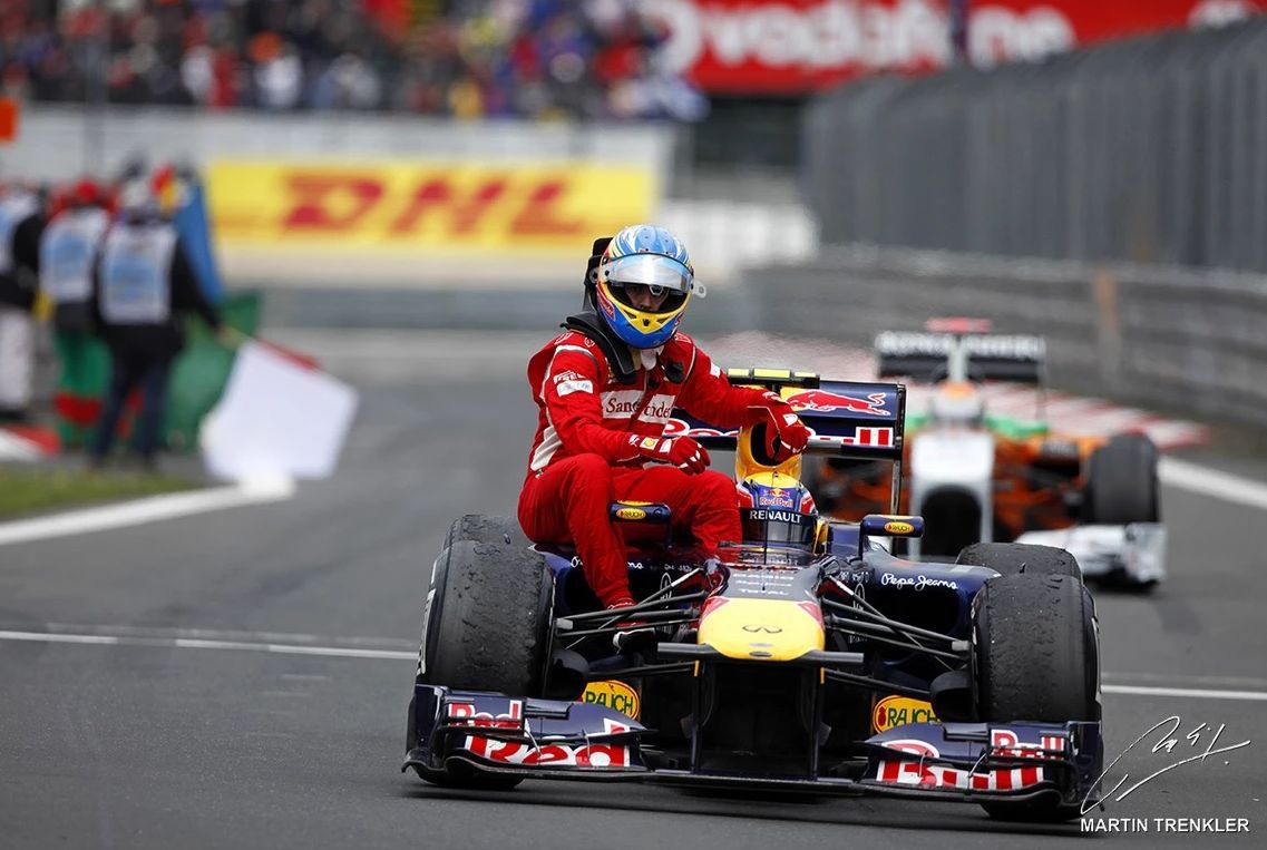 Keď Mark Webber odviezol Fernanda Alonsa.