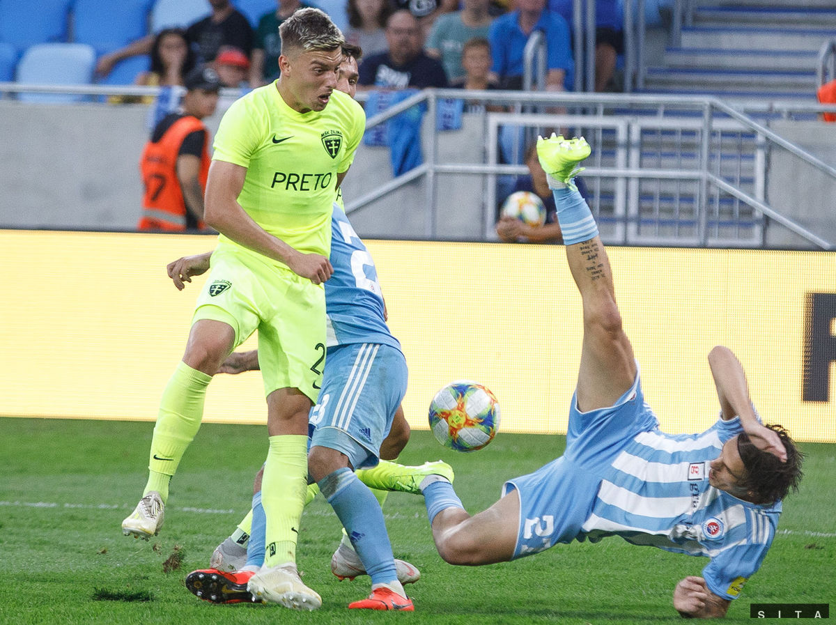 Michal Tomič v žilinskom drese (vľavo).