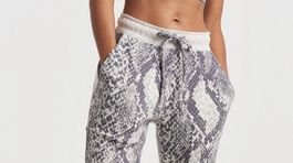 Teplákové nohavice s motívom zvieracej potlače...