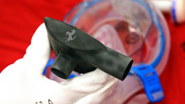 Ferrari bojuje proti COVID-19. A pekne štýlovo. Vyrába dizajnové masky!