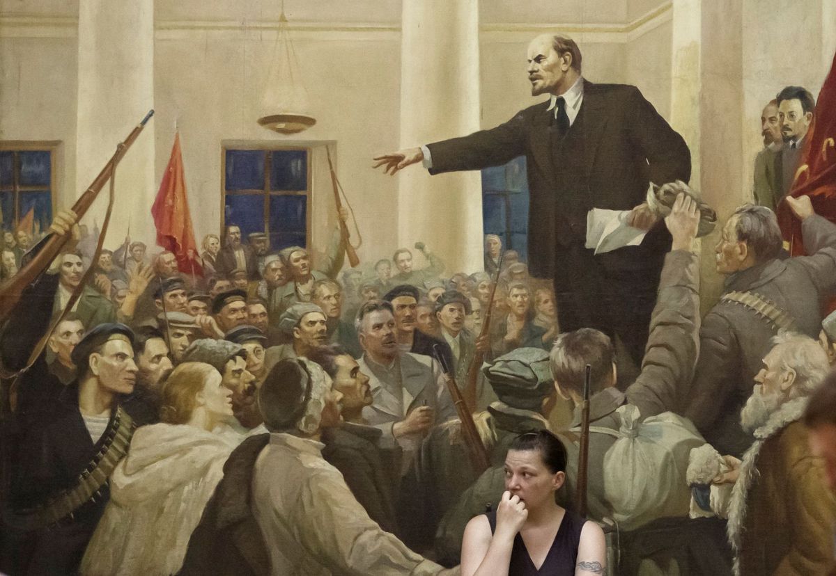 Zamyslená žena pod veľkorozmerným obrazom,...
