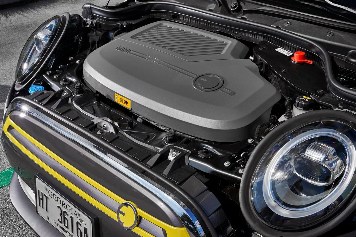 Cooper SE poháňa vpredu uložený elektromotor s...