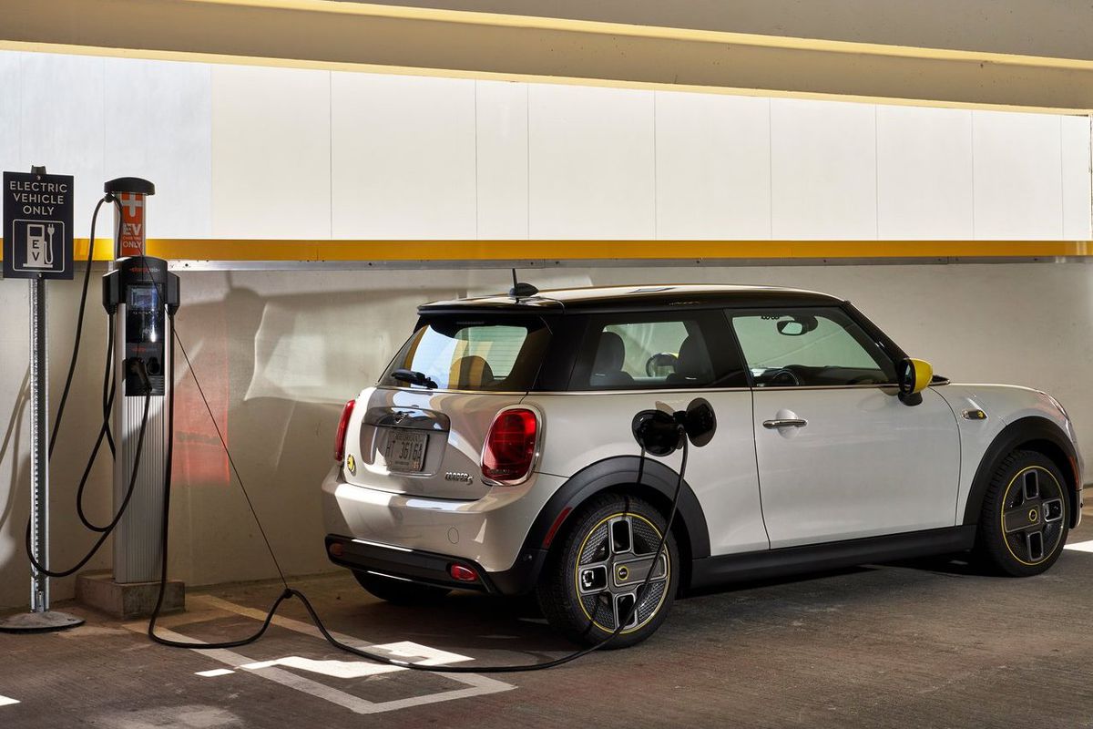 Problém s batériou Mini Cooper SE môže viesť ku...