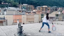 Ponad ulice lietajú loptičky. Tenistky riešia karanténu na strechách