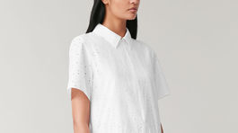 Dámske maxišaty s perforáciou COS, predávajú sa za 89 eur. 