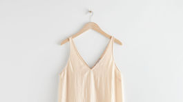 Dámske maxišaty s volánom Other Stories, predávajú sa za 89 eur. 